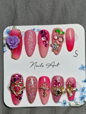 Press on naglar  - Handgjorda nagel set bra kvalitet och fina. Man får med rengöring beskrivning o de man behöver för att applicera naglarna❤️ storlek s