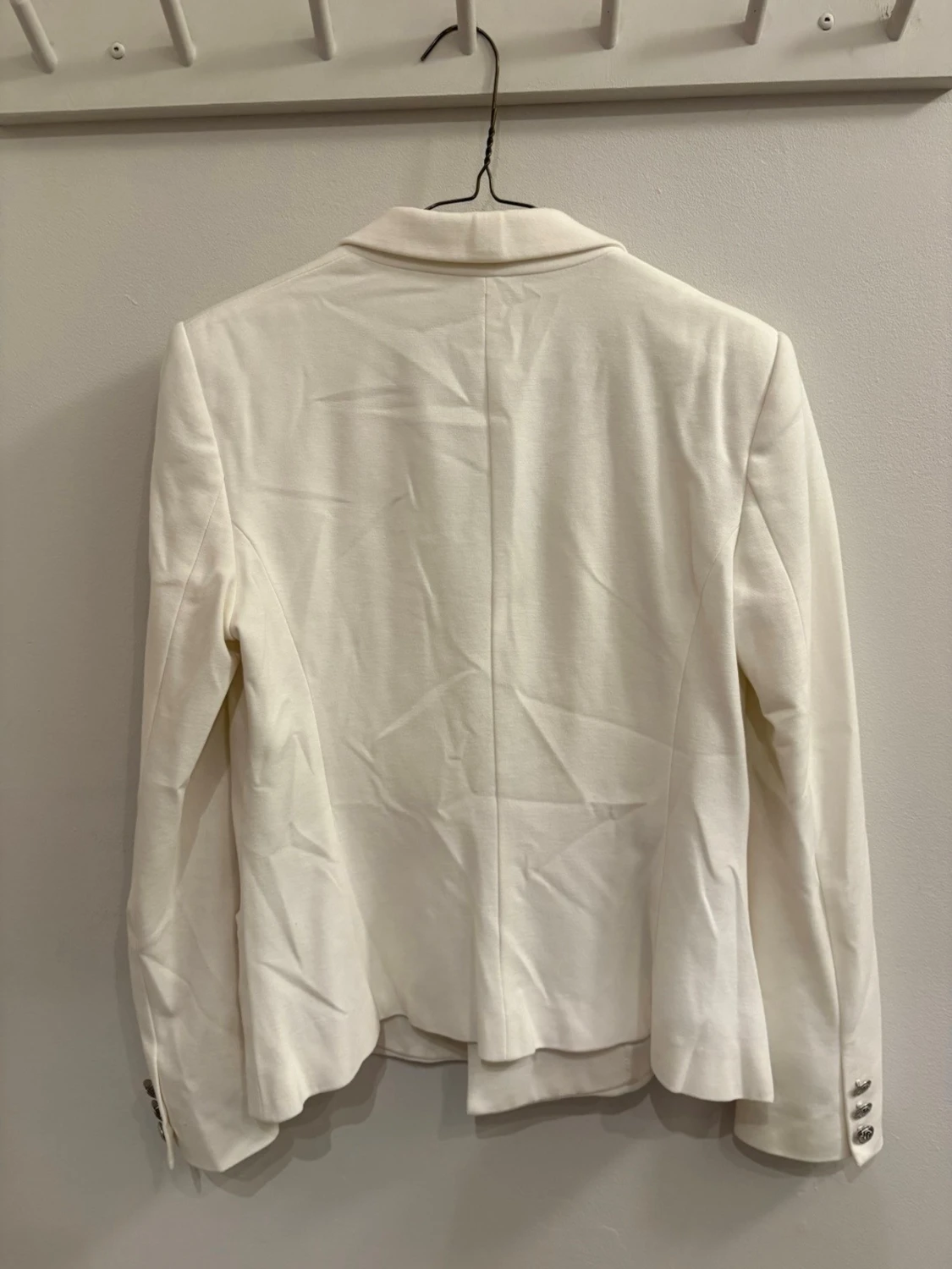 Vit kavaj med silvriga knappar - 1