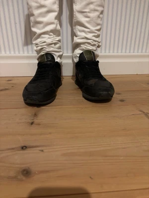 Valentino rockrunners, 42 - Tjena, säljer nu ett par sjukt snygga Valentino Rockrunners, storlek 42. Box och dustbag ingår givetvis! Hör av er vid minsta fundering, pris just nu 999kr, går att diskutera! Skickas med en överraskning vid köp!🎁