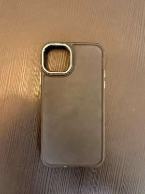 iPhone 11 skal - Matt svart skal med silverdetaljer runt kamera och på knappar 