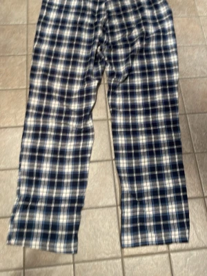 Pyjamas mjukisbyxor - Säljer ett par sköna mjukisbyxor i pyjamas style som är perfekt för när man vill ha på sig sköna och snygga mjukisbyxor.