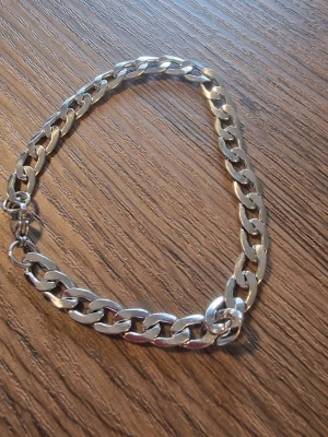 Herrarmband - Silverfärgad halsband med karbinhake. Herrarmband i rostfritt stål. Hållbart, korrosionsbeständigt och hypoallergeniskt. Perfekt present till alla hjärtans dag eller fars dag. 21 cm.