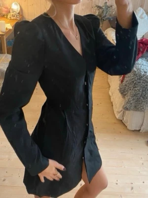 Klänning med puffärmar  - SÅ snygg