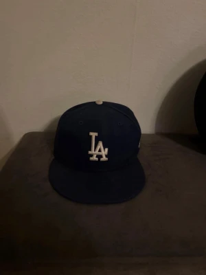 Marinblå new era keps  - New Era keps – ikonisk stil, perfekt passform. En klassiker i hög kvalitet som lyfter varje outfit.