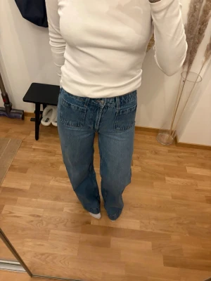 Jeans från ASOS  - Så snygga jeans från ASOS. Aldrig använda. Vida i benen och nice detaljer. Mellanblå färg. Nypris 569 kr