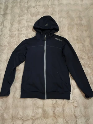 Craft kofta  - Craft kofta, marinblå. Finns små defekter på koftan. Annars fin å fräsch 