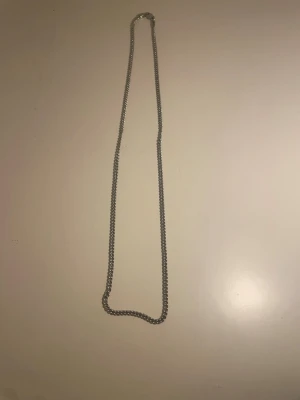 2 kedjor - 2 olika länkar. Halsbandet är ett silver pläterat ca 50 cm lång 4 mm tjockt, armbandet är ett guld pläterat 20 cm långt och 4 mm tjockt säljer dom för 149kr styck eller 250kr för båda 