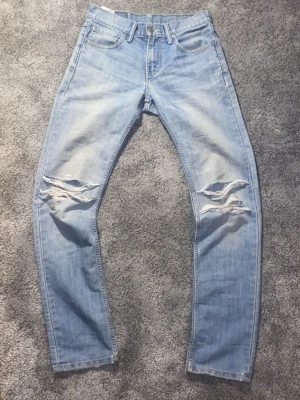 Faded Jeans - Sälljer ett par snygga levis 511 med sjuk wash och riktigt fräna slitningar Mått: Midja: 37 cm Längd: 101 cm Benöppning: 16,5 cm