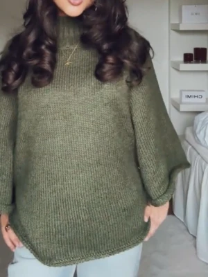 Zara grön stickad tröja  - Säljer min snygga gröna tröja från Zara . Storlek M , använd ca 3 gånger och köpt för nån månad sen , så verkligen ny skick 