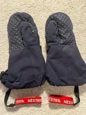 Hestra Handskar Barn - Säljer mina gamla Hestra handskar, de är aningen mindre än de andra jag har lagt upp och har några ler fläckar på sig som säkert går bort i tvätten. Kom privat för fler frågor💕