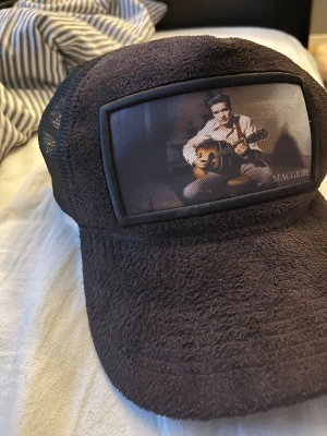 Svart truckerkeps från Maggiore - Svart truckerkeps från Maggiore tvär snygg finns i Borås har hund hemma o rökfritt 🚭 hem 