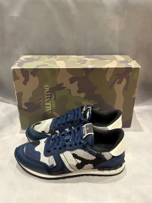 Valentino Rockrunner  - Blå Valentino Rockrunners | Populäraste modell | Skick - 8,5/10 | Storlek - 41 | Äkta | Box ingår | Hör av er vid frågor eller funderingar 🙌