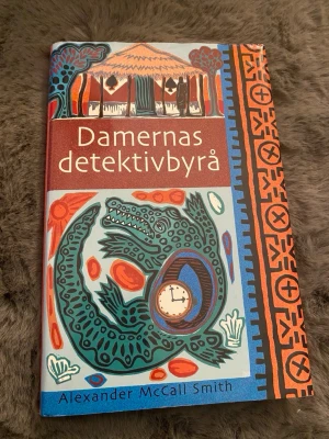 Damernas detektivbyrå - Följ Botswanas första kvinnliga privatdetektiv, Mma Ramotswe, när hon med värme, humor och klokhet löser mysterier och hjälper människor. En charmig och annorlunda deckare fylld av glädje, värme och livsvisdom – perfekt för dig som gillar smarta och inspirerande hjältar.