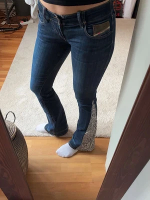 Diesel jeans  - Jättesnygga mörkblåa dieseljeans med insytt ormskinnsmönster. Lågmidjade bootcut, i jättebra skick! 