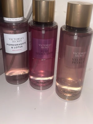 Victoria's Secret mist trio 250ml - Tre fräscha body mists: Velvet Petals, Pomegranate & Lotus och Pure Seduction. Varje flaska innehåller 250 ml. Perfekt för dig som vill ha en lätt och upplyftande doft till vardagen. Vegansk formula och snygg design. Velvet petals är helt ny och oanvänd, pure Seduction är ny men testad några enstaka gånger och pomegranate & lotus är lite använd. Kan säljas separat också. Velvet Petals: 199kr, Pomegranate & Lotus: 120kr, Pure Seduction: 150kr.