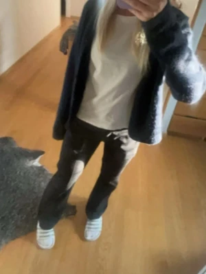 Svarta bootcut byxor med snörning - Säljer ett par svarta byxor med bootcut-modell och snörning i midjan. Byxorna har en avslappnad passform och är perfekta för en chill och stilren look. Passar till sneakers eller sandaler och är riktigt sköna att bära hela dagen.