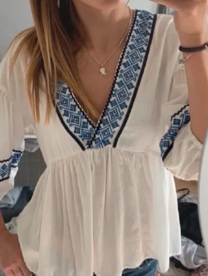 Vit blus med blåa mönsterdetaljer - Jättefin, använd fåtal gånger, perfekt till sommaren!