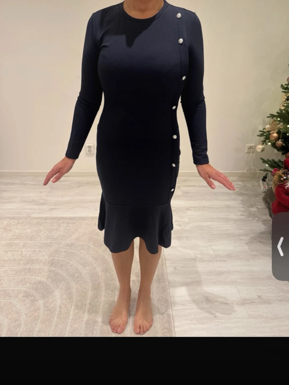 Marinblå figurnära klänning med knappar