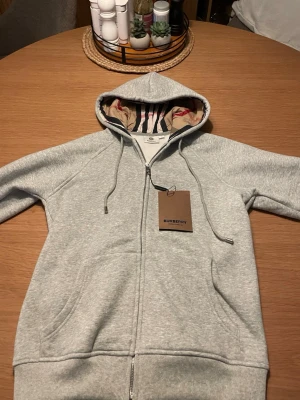 Burberry hoodie - Oanvänd Äkta burberry hoodie. Storlek large.