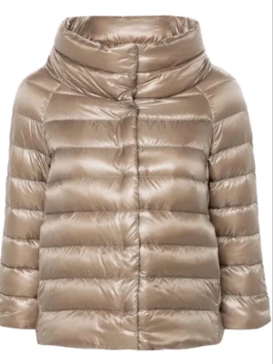 Herno jacka - Jättefin herno jacka i en beige färg i storlek 42it alltså typ en S. Passar xs-m skulle jag säga!💞kan även byta mot en annan herno jacka