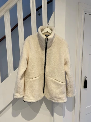 Teddyjacka  - Mysige vit teddyjacka från Vero Moda i storlek S, i nytt skick!😊