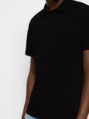 Svart pikétröja från Calvin Klein Jeans - Klassisk svart pikétröja från Calvin Klein Jeans med krage och två knappar framtill. Regular fit och diskret logga broderad på bröstet. Tillverkad i mjuk bomull som känns skön mot huden. Perfekt till jeans eller shorts för en clean look.