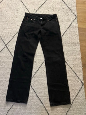 weekday arrow jeans - svarta raka jeans i storlek W26  L32, säljer för de tyvärr är för små i midjan för mig som brukar bära en större S. Jeansen är helt som nya