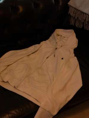 Ralph lauren zip hoodie - Säljer en riktigt skön hoodie från polo Ralph lauren, den är i bra skick och är en riktigt stilren och snygg hoodie