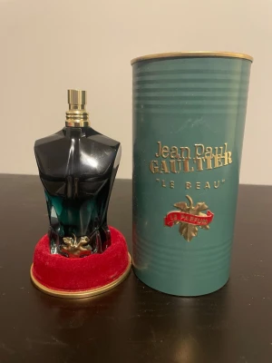 Jean Paul Gaultier le bau le parfum - Köptes i Spanien perfekt för sommaren med en atomisk lik med vinter av kokos och vanilj det finns 40 ml kvar i flaskan och man kan delvis köpa en sample med 5 ml om man vill pris diskuras 