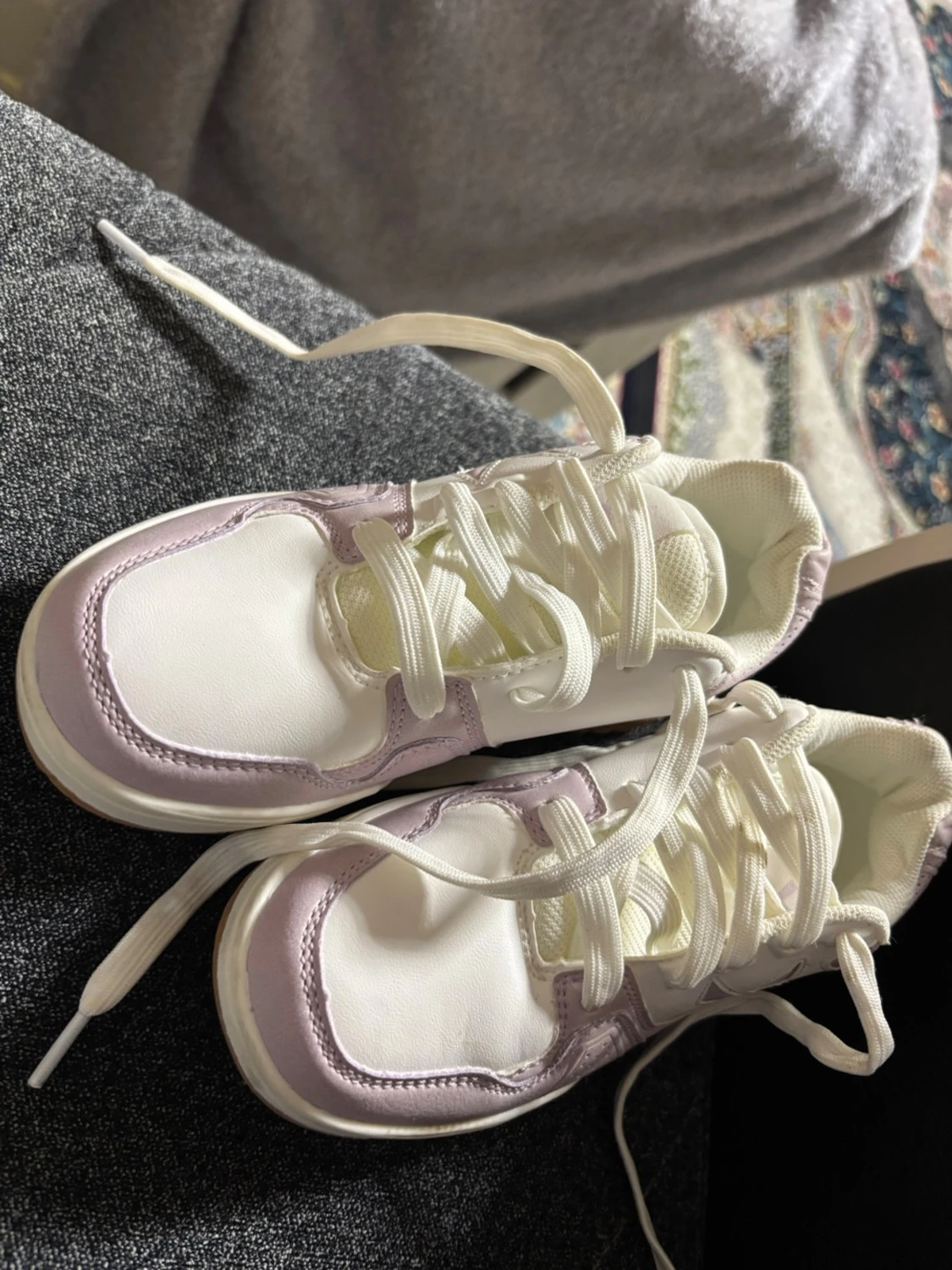 Vita och ljuslila sneakers med gummisula