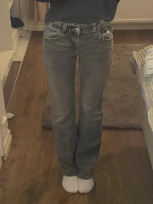 Grå bootcut jeans Gina Tricot - Säljer ett par grå jeans från Gina Tricot i storlek 158. De har blivit använda ett par gånger. Priset kan diskuteras💕