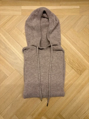 Merinoull hoodie - Gjord i hundra procent merinoull utan några defekter. Passar mellan xs och s. Bara skriva vid minsta lilla fundering. 