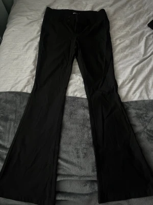  Bootcut kostymbyxor Gina Tricot - Säljer ett par svarta bootcut kostymbyxor från Gina Tricot. Använda fåtal gånger och i mycket bra skick! Low waisted och i 2000 stil🖤