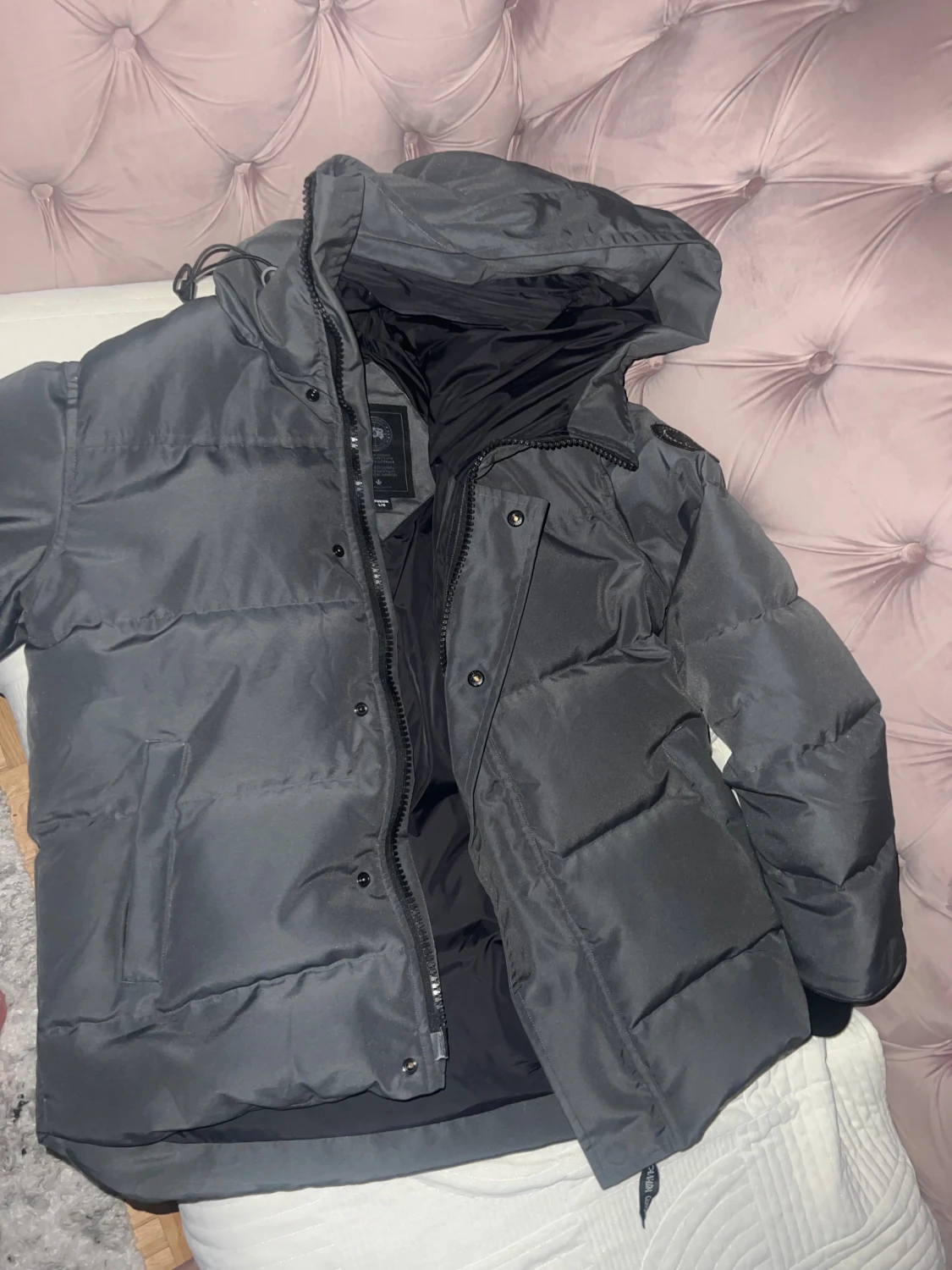 Grå pufferjacka från Canada Goose med scan och är jätte varm passar storlek M men även L 