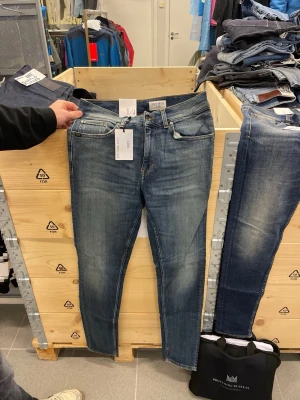 Nya. Tos jeans - Nya. Tiger of Sweden jeans snabb affär