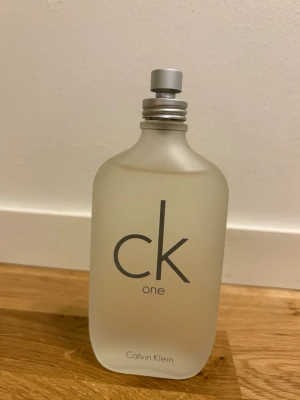 CK One unisex parfym - En ikonisk unisex-doft från Calvin Klein. Minimalistisk design och fräsch känsla som passar dig som gillar stilrena klassiker. Perfekt för dig som vill ha en tidlös parfym med modern touch.