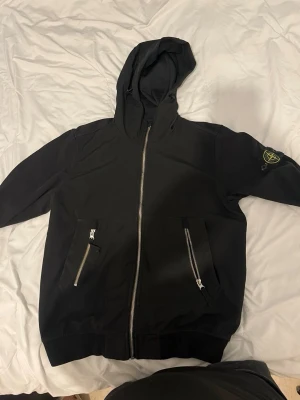 Stone Island jacka - Stilig stone island jacka som funkar till alla väder! Är i gott använt skick utan några alls defekter!