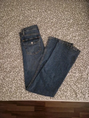 Bootcut jeans från 157 i blå denim XS - Säljer ett par klassiska blå bootcut jeans från 157 i storlek XS. Jeansen har fem fickor, orangea sömmar och en snygg 90-talsvibe. Modellen är fullängd och har en något utsvängd passform nedtill. Perfekta till sneakers eller boots. Har använt bara en gång och ansåg att den är lite för stor. Annars helt ny i perfekt skick.