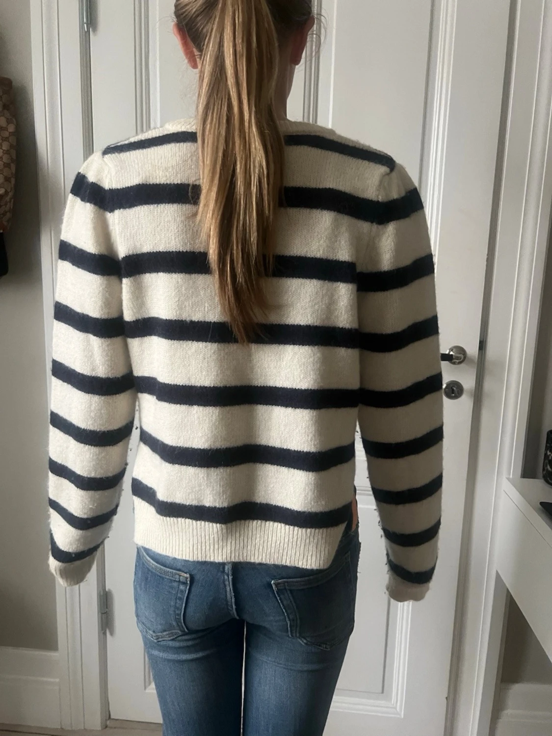 Randig stickad tröja med v-ringning - 2