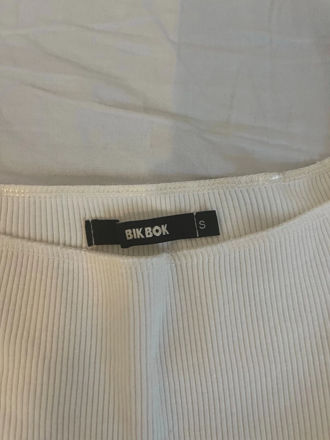 Vit ribbad offshoulder topp Bik Bok - 1