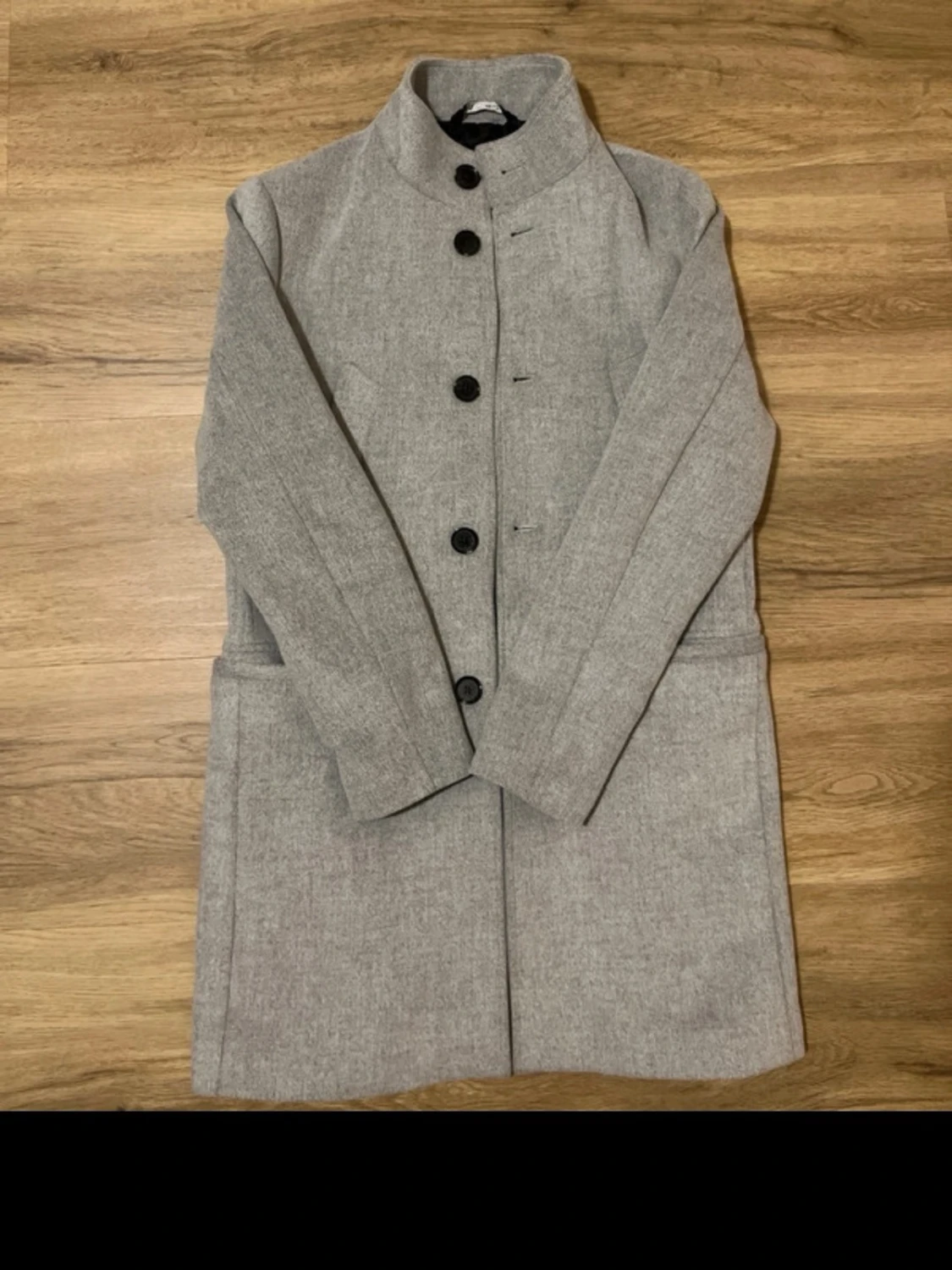 Ljusgrå ullkappa med knappar - 1