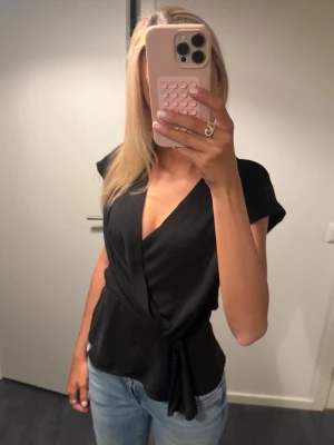 Topp från Zara - Fin svart top från Zara🖤säljer direkt för fullt pris, högsta budet ligger på 250
