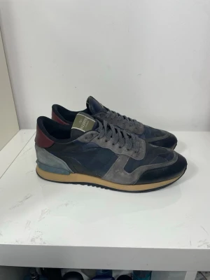 Valentino Rockrunner skor  - Säljer nu dessa Valentino rockrunner skor, skriv för fler bilder/frågor🙌🏼