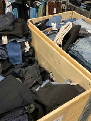 Tiger of Sweden jeans nya - Bulk. Välj antal och färg så löser vi ett gott pris snackar långt långt under retail pris. W29 och w30. L32 och L34. 