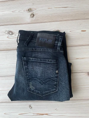 Replay Anbass Jeans - Säljer nu ett par Replay Anbass jeans👖                                                              Storlek: 31/34, Skick: 9/10, Nypris: 1899, Vårat pris: 699kr. Skriv vid minsta fråga, Fraktar alltid inom 24h efter köp📦