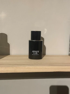 Armani Code Eau de Toilette 30ml  - Stilren och ikonisk doft från Armani i en smidig 30 ml flaska. Perfekt för dig som vill ha en klassisk och modern touch i din samling. Eau de toilette-variant. Väldig fräsch parfym fått mycket komplimanger med den här parfymen 