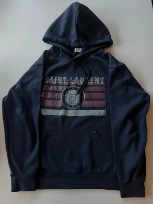 Saint Laurent Hoodie - En riktigt snygg Saint Laurent hoodie I väldigt bra skick, använts två gånger och tvättats en. DMa om du har några frågor, pris är ej satt i sten.