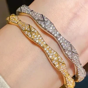 Armband - Väldigt fina armband som jag nu har i båda färger! Pris kan såklart diskuteras😀