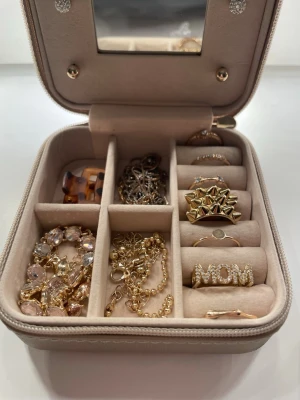 Smyckes skrin + smycken till salu för bra pris 🤍 - Säljer ett smyckesskin till bra pris, smyckena är även till salu, skriv till mig så fixar jag en annons på det smycke du vill ha 🤍