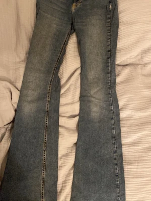 Blå bootcut jeans från Perfect Jeans - Ursprungligen 500kr. Använda bootcut jeans från Gina.  //skriv om ni undrar om något 💕
